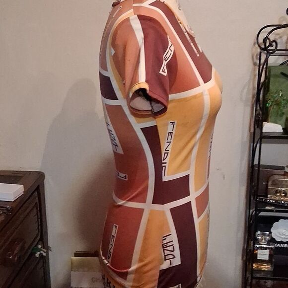 RARE! VINTAGE FENDI Women's Brown and Yellow Graphic Tee Size 42? Small/medium - Picture 12 of 12